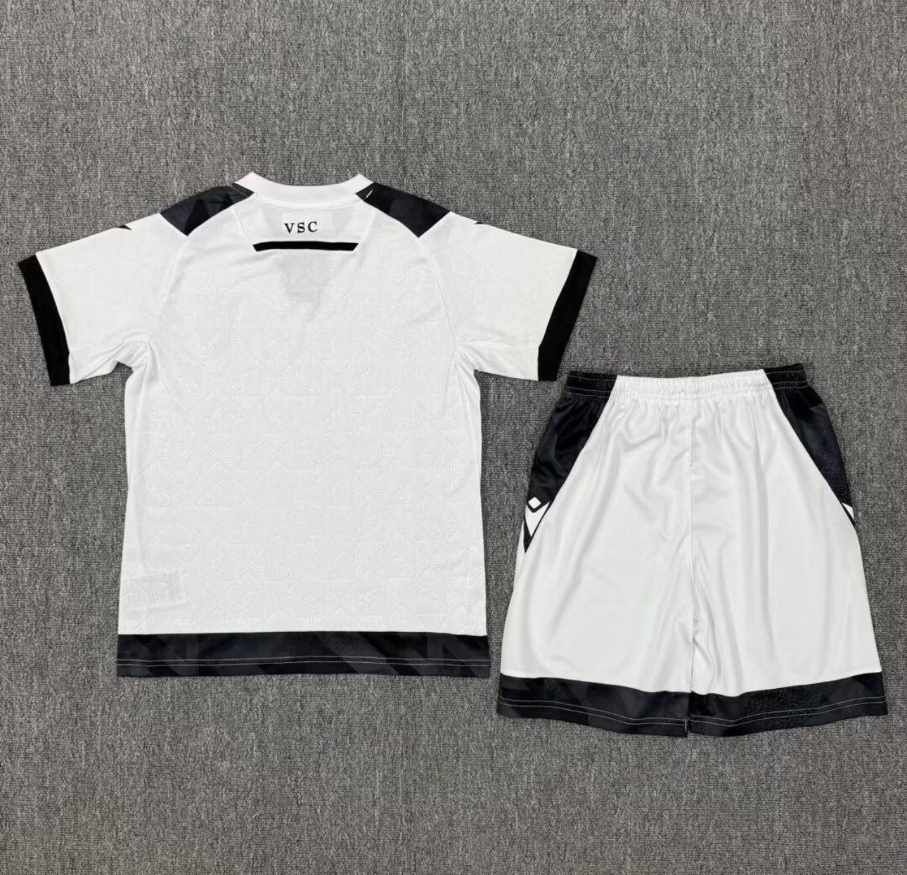 Conjunto infantil Vitória Guimarães principal blanca 2025/26
