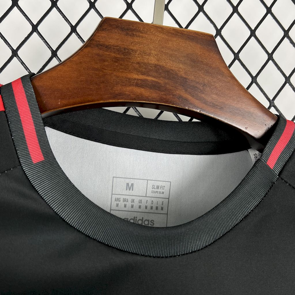 Camiseta concept roja y negra com símbolo GRIS 2025/26