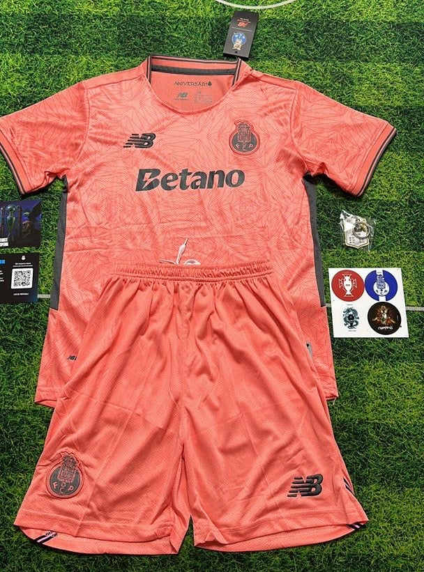 Conjunto infantil visitante rosa 2025/26