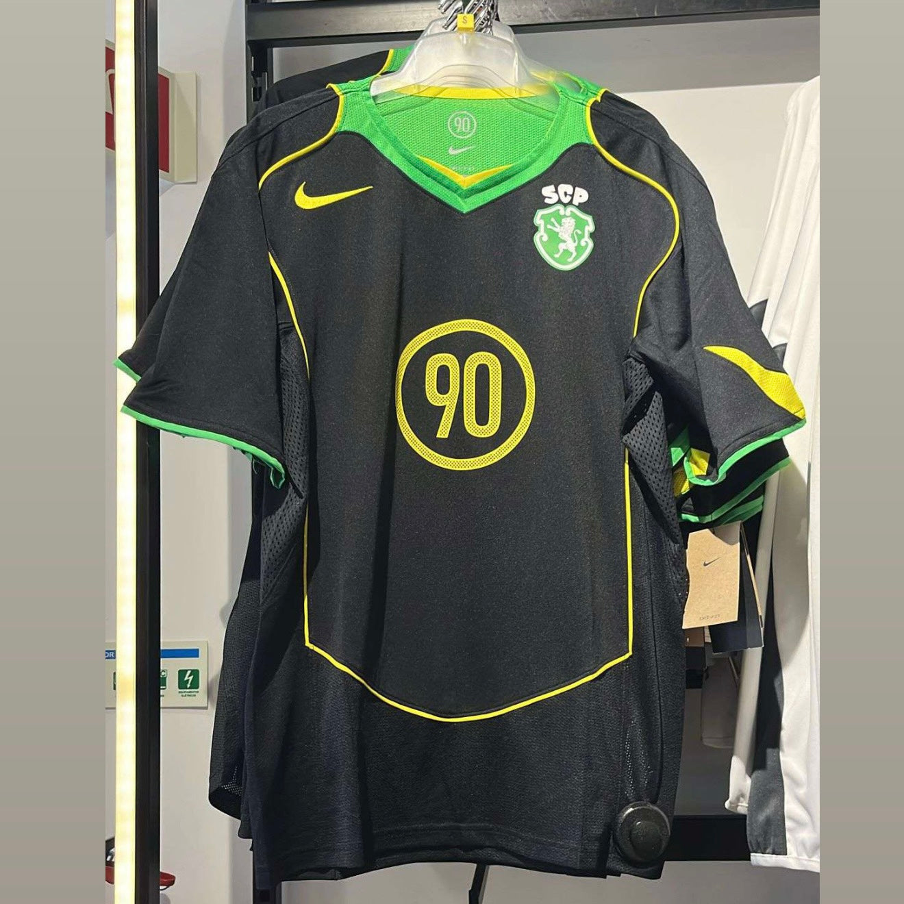 Camiseta TOTAL 90 negra simbolo stromp 2026/27 - LANZAMIENTO