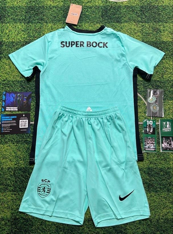 Conjunto infantil COM MEIAS tercera equipación verde 2025/26