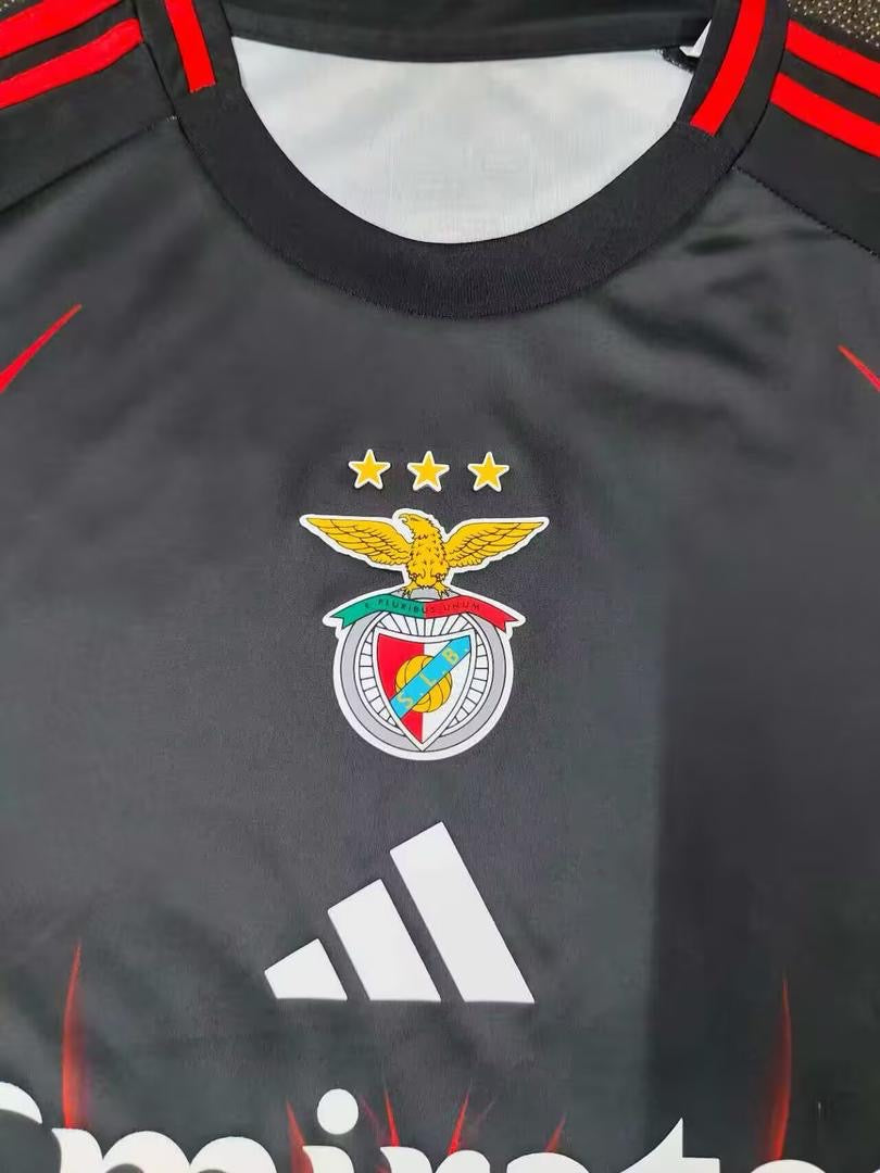 Camiseta concept roja y negra com símbolo AS CORES 2025/26