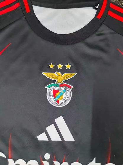 Camiseta concept roja y negra com símbolo AS CORES 2025/26