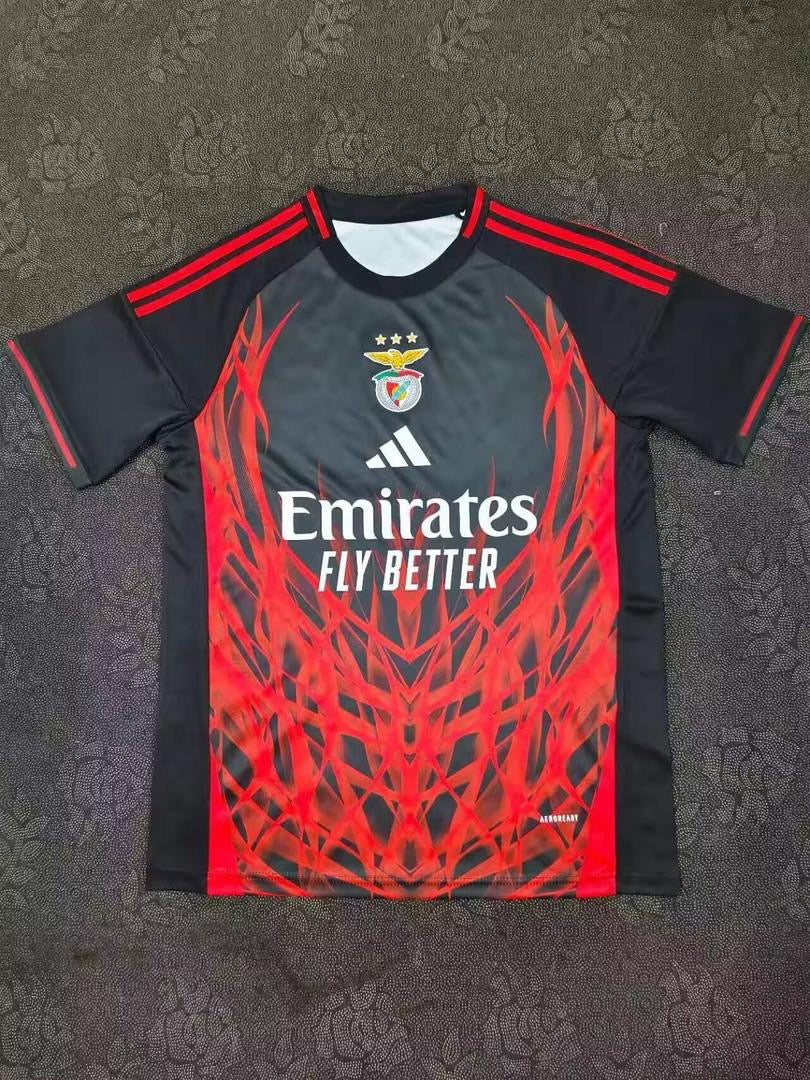 Camiseta concept roja y negra com símbolo AS CORES 2025/26