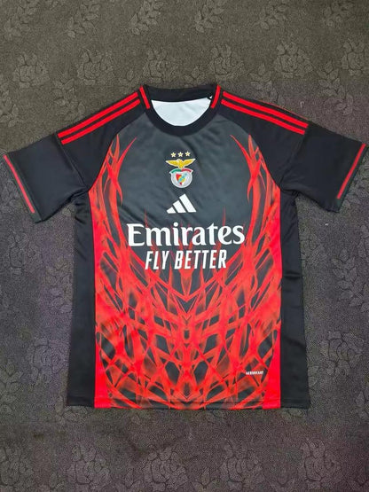 Camiseta concept roja y negra com símbolo AS CORES 2025/26