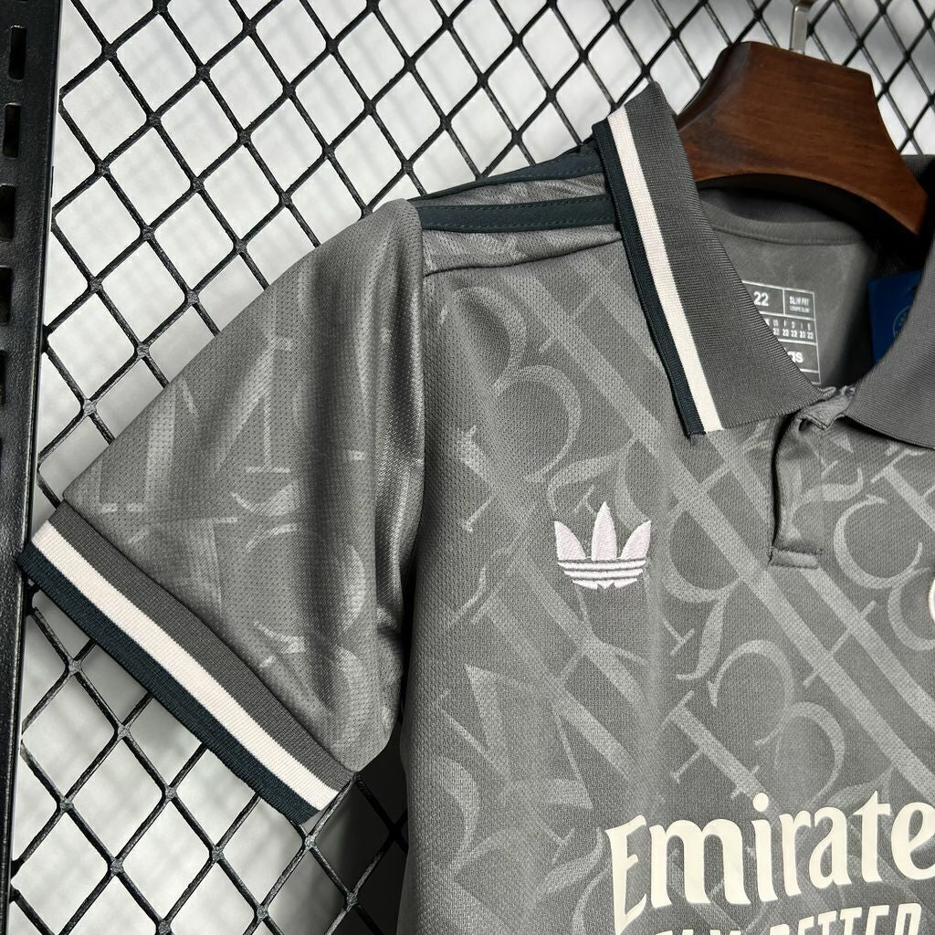 Conjunto Infantil Real Madrid gris tercera 2024/25