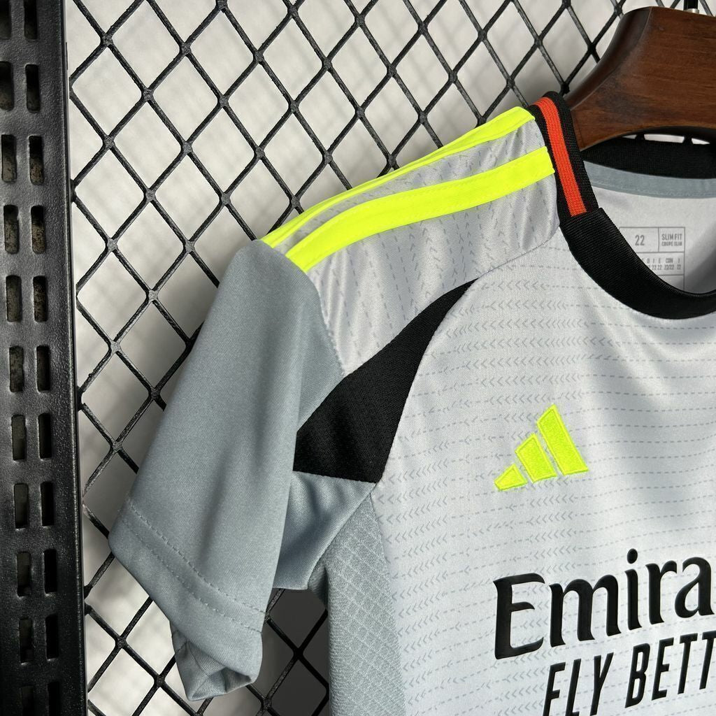 Conjunto infantil tercera equipación 2024/25 gris