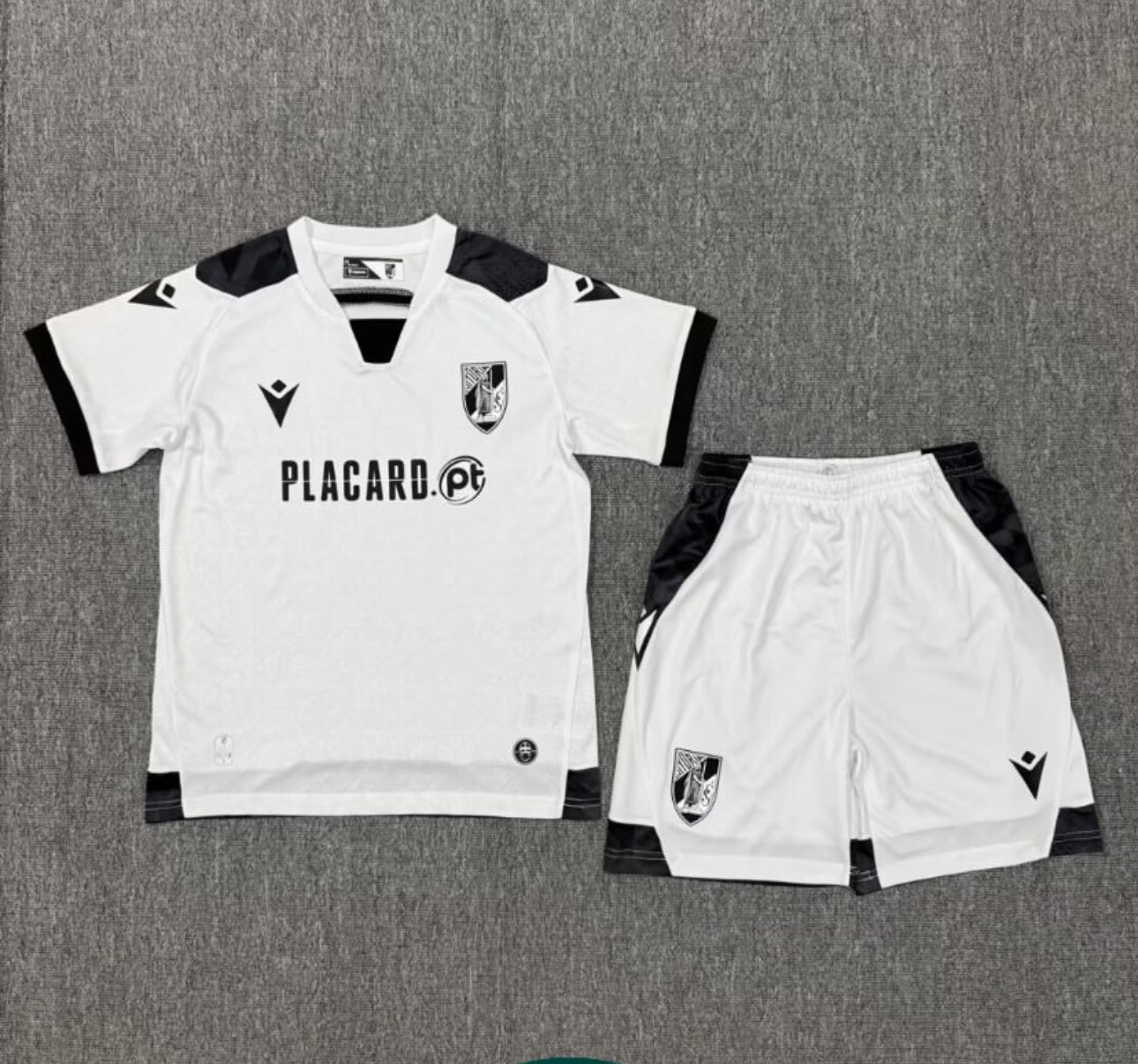 Conjunto infantil Vitória Guimarães principal blanca 2025/26