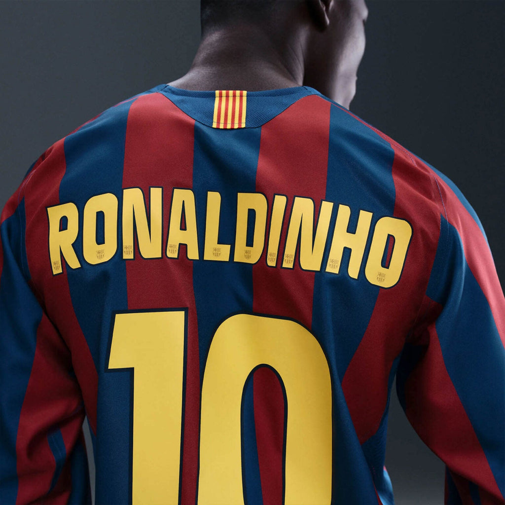 Camiseta MANGA LARGA Barcelona Local Ronaldinho Retro 2005/06 - Roja y Azul REEDIÇÃO