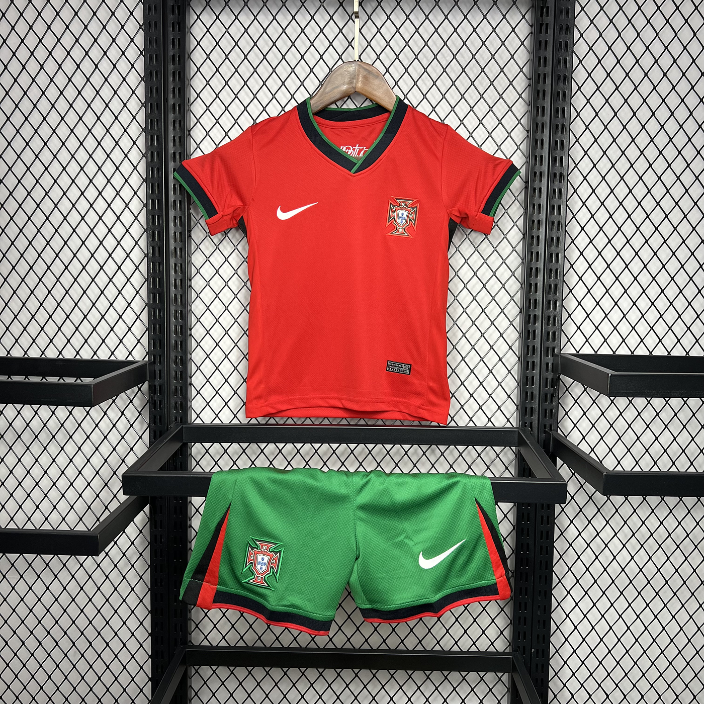 Conjunto infantil Portugal rojo Local Euro 2024