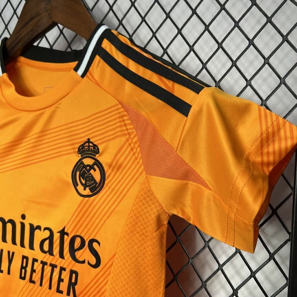 Conjunto Infantil Real Madrid visitante naranja 2024/25