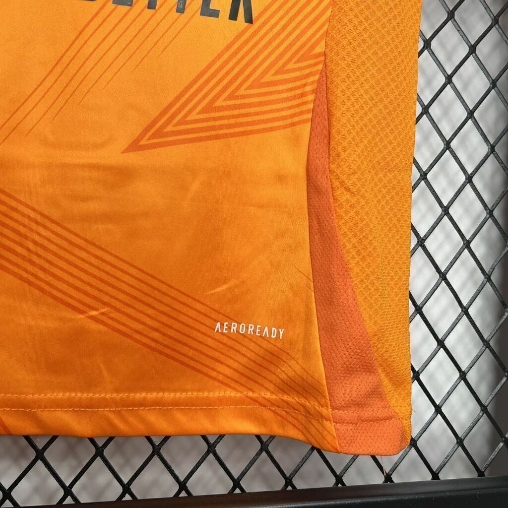 Conjunto Infantil Real Madrid visitante naranja 2024/25