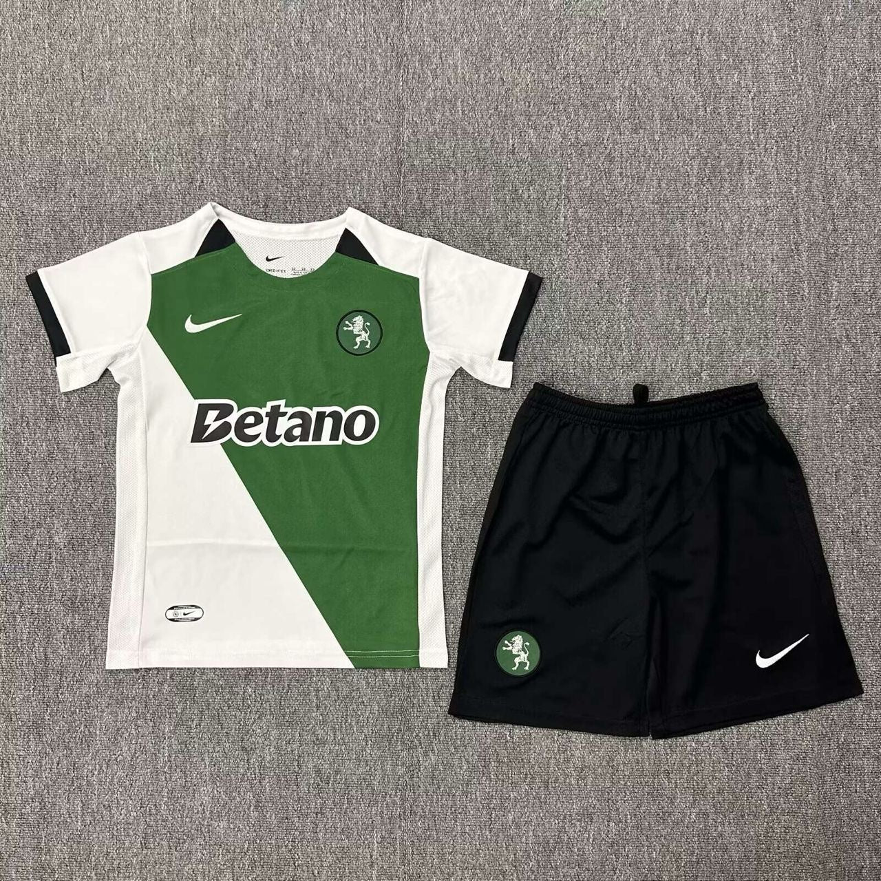 Conjunto infantil STROMP verde/blanca 2024/25