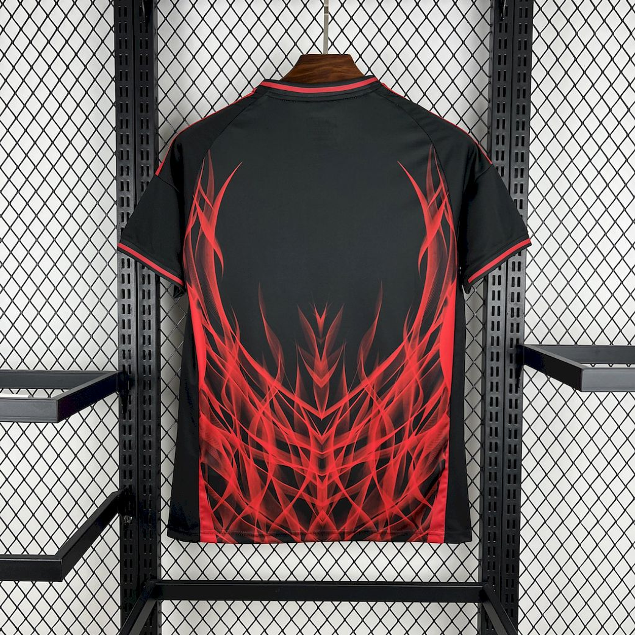 Camiseta concept roja y negra com símbolo GRIS 2025/26
