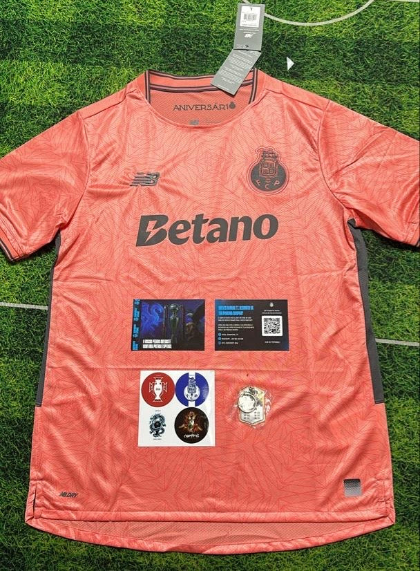 Camiseta segundo equipación rosa 2025/26 simbolo bordado
