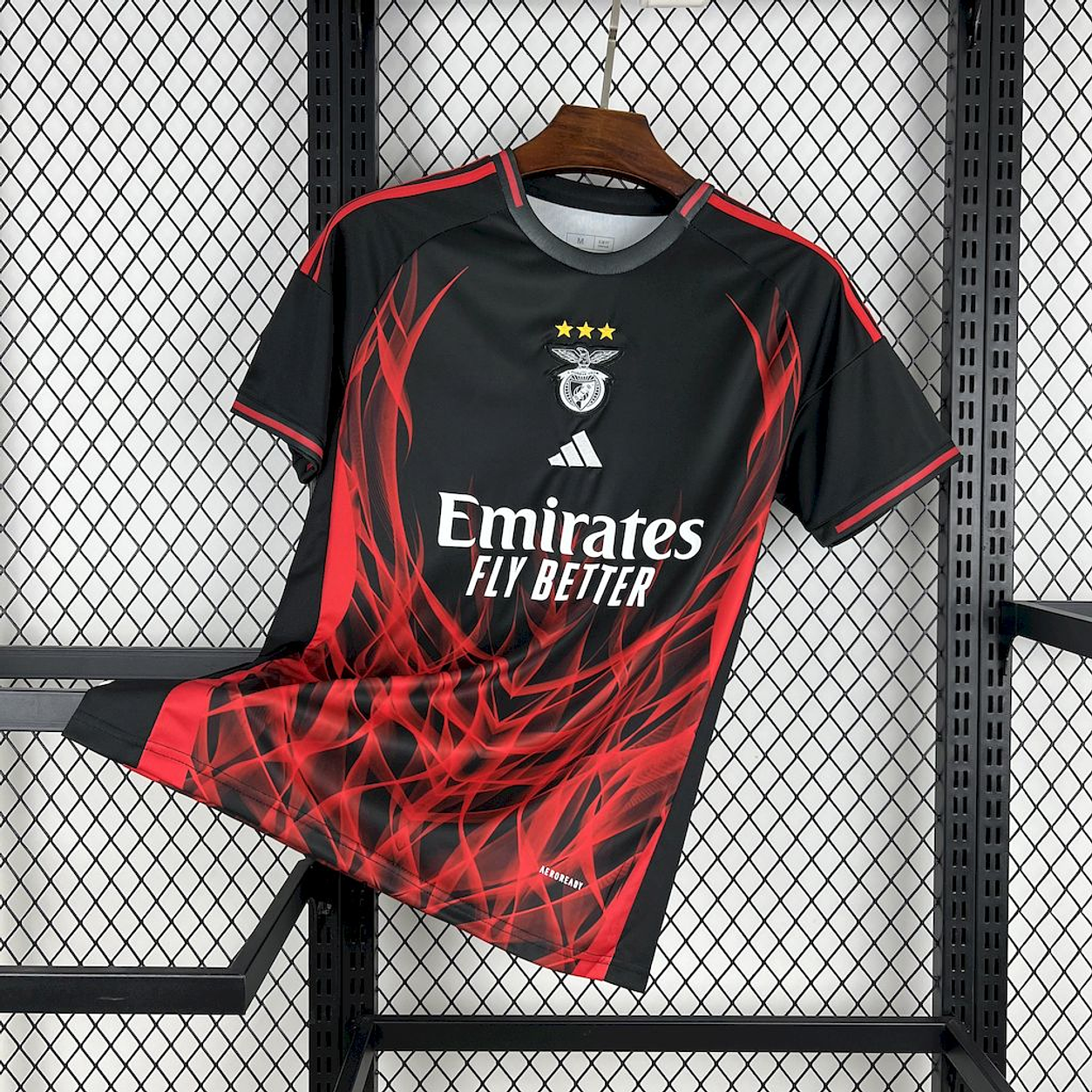 Camiseta concept roja y negra com símbolo GRIS 2025/26
