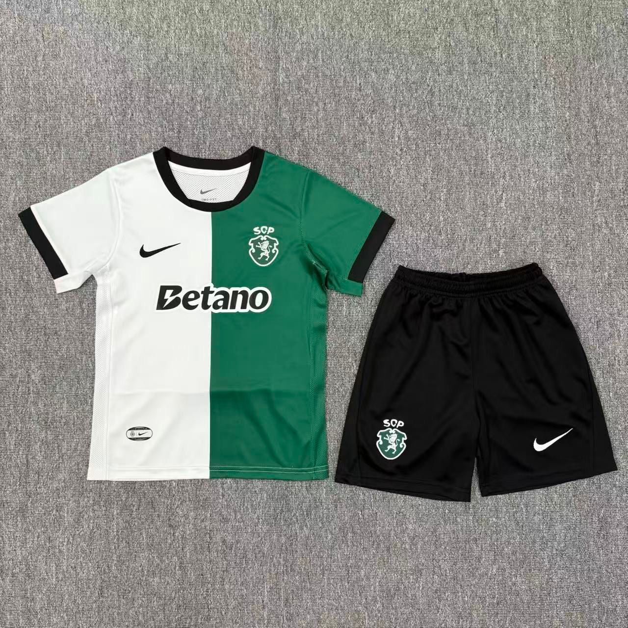 Conjunto infantil STROMP cuarta equipación blanco/verde 2025/26
