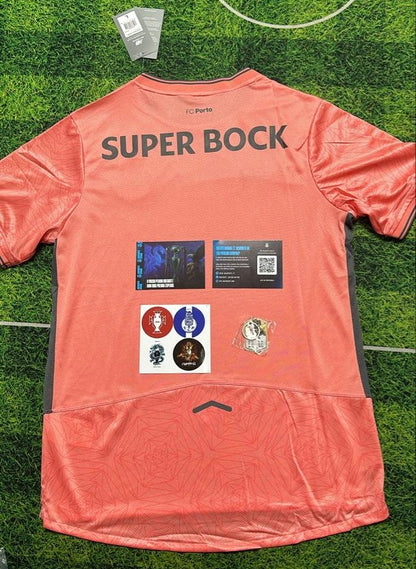Camiseta segundo equipación rosa 2025/26 síbolo bordado