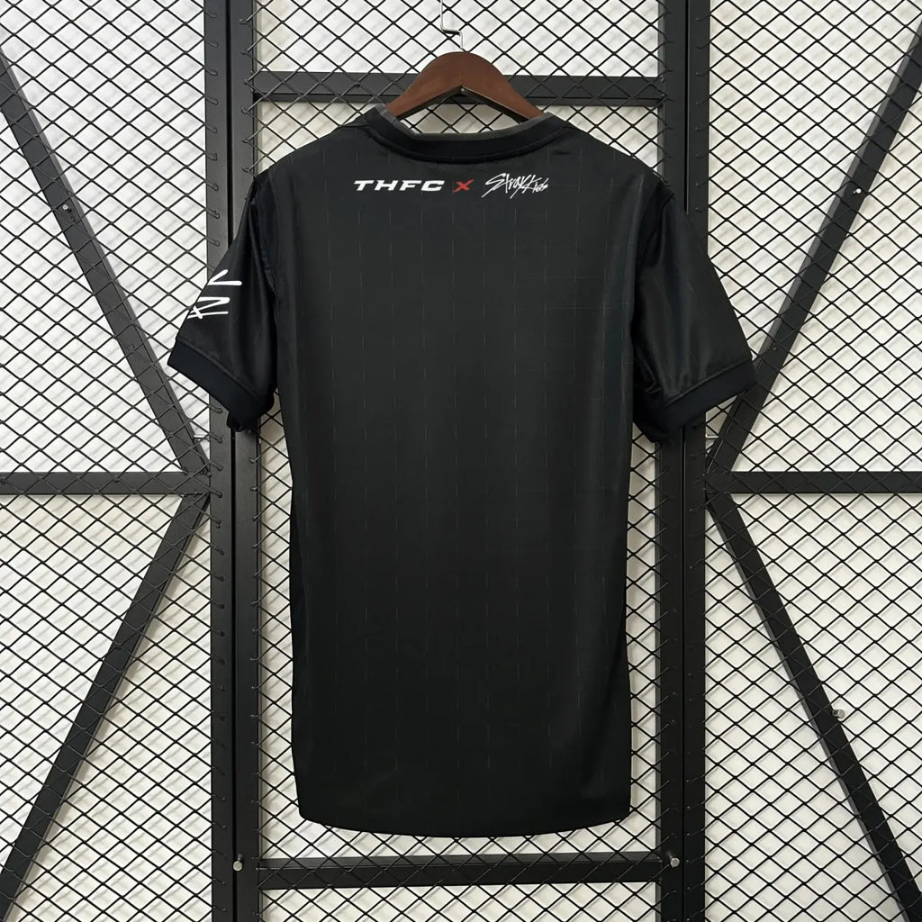 Camiseta Tottenham Hotspur x Stray Kids negra 2025/26