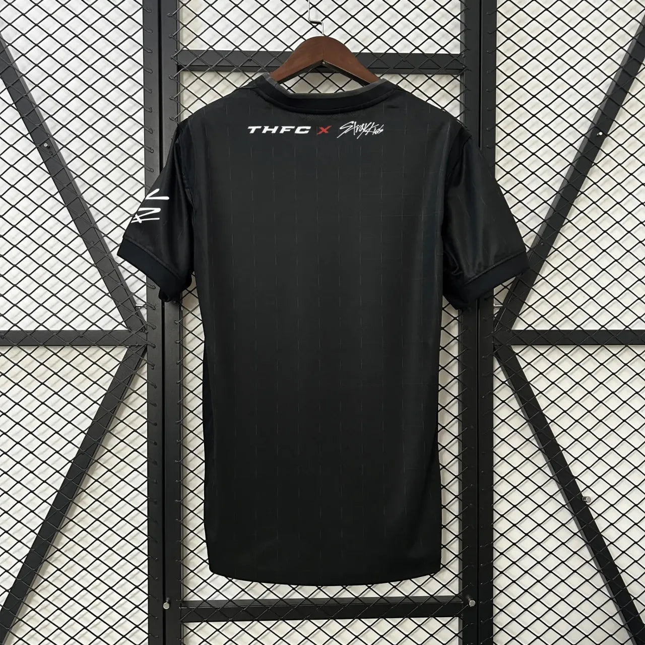 Camiseta Tottenham Hotspur x Stray Kids negra 2025/26