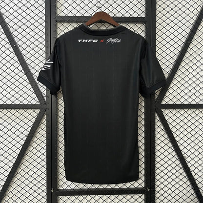 Camiseta Tottenham Hotspur x Stray Kids negra 2025/26