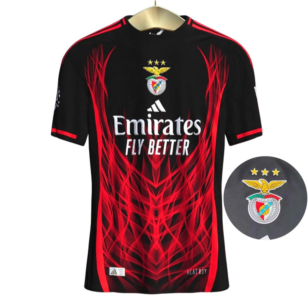 Camiseta concept roja y negra com símbolo AS CORES 2025/26