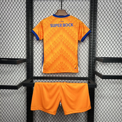 Conjunto infantil naranja alternativo 2024/25