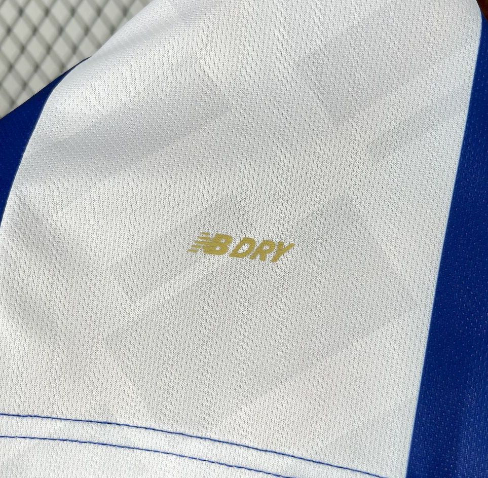 Camiseta primeiro equipación azul/blanco 2025/26 simbolo bordado