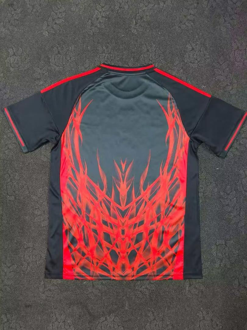 Camiseta concept roja y negra com símbolo AS CORES 2025/26