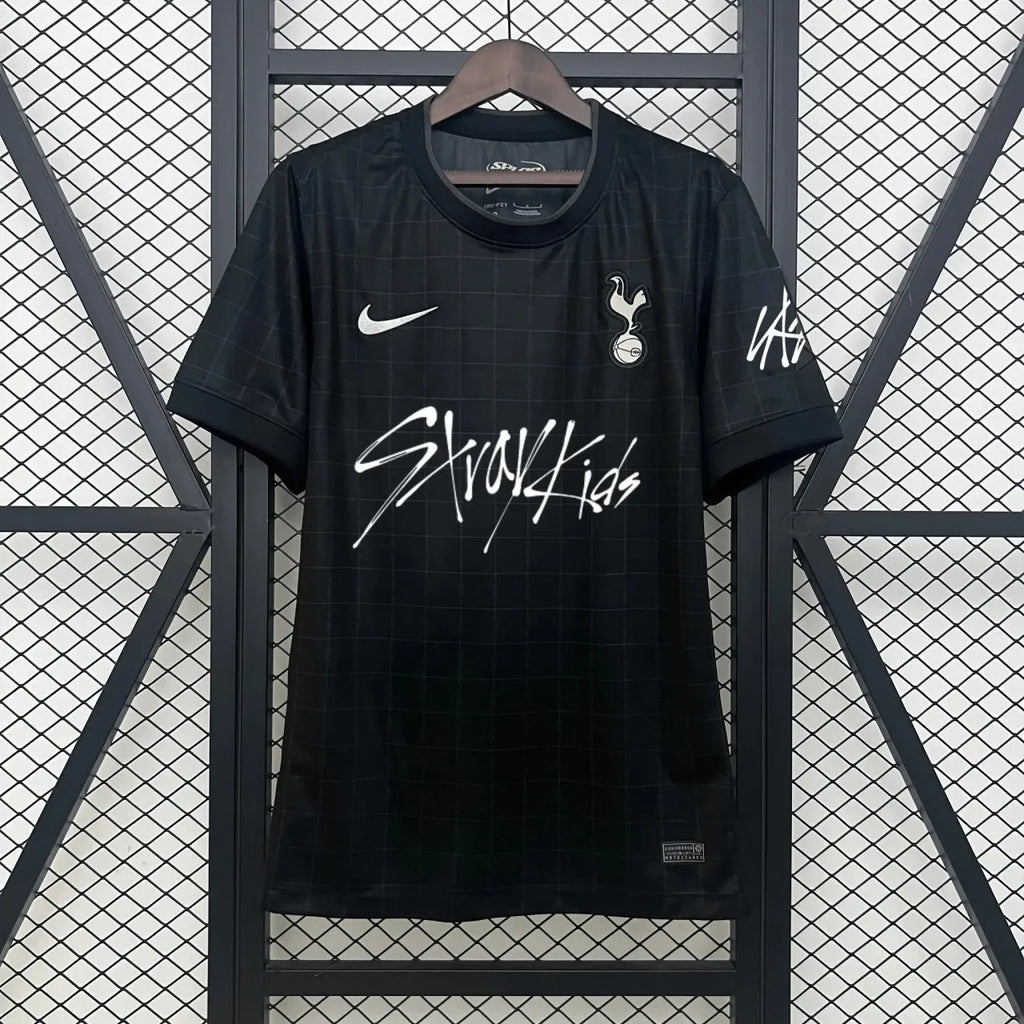 Camiseta Tottenham Hotspur x Stray Kids negra 2025/26