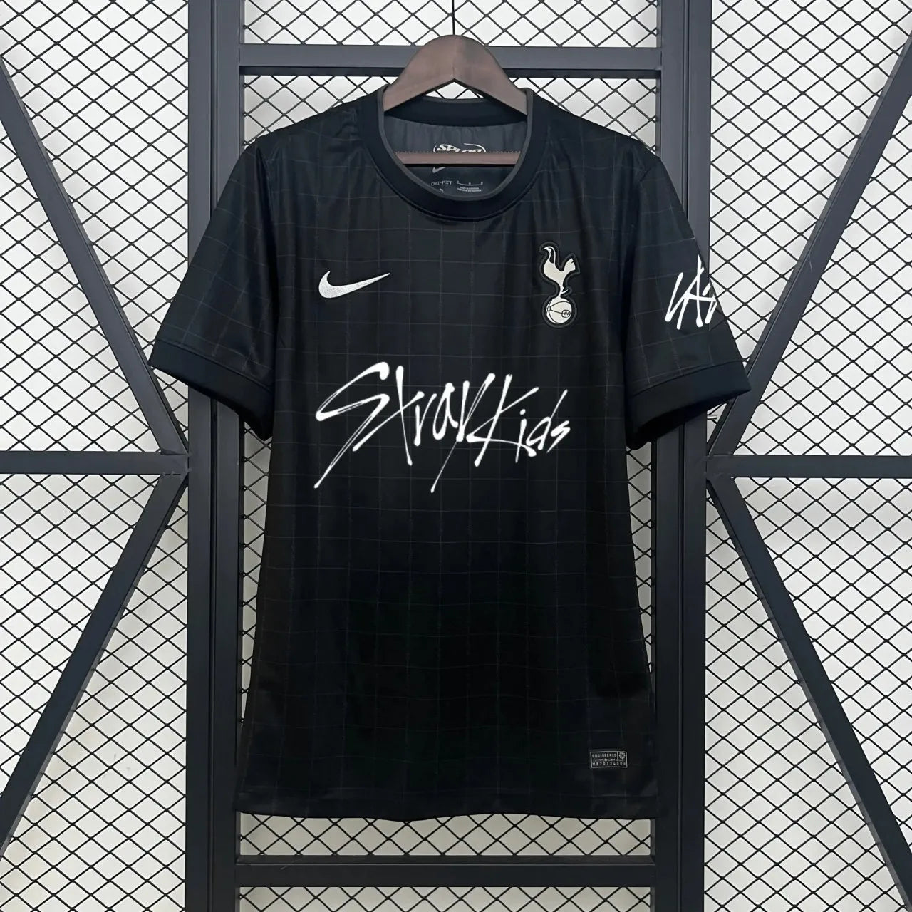 Camiseta Tottenham Hotspur x Stray Kids negra 2025/26