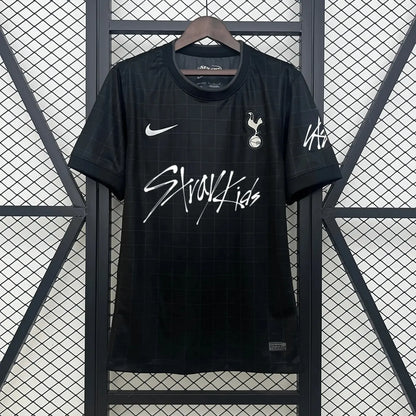 Camiseta Tottenham Hotspur x Stray Kids negra 2025/26