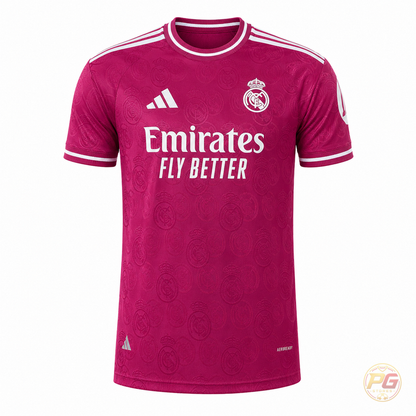 Camiseta Merengues 26/27 Player Rojo Rosa aislada sobre fondo blanco